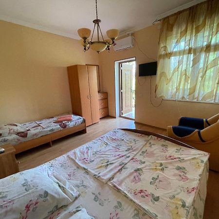 Гостевой Дом На Гечба Hotel Gagra Exterior foto